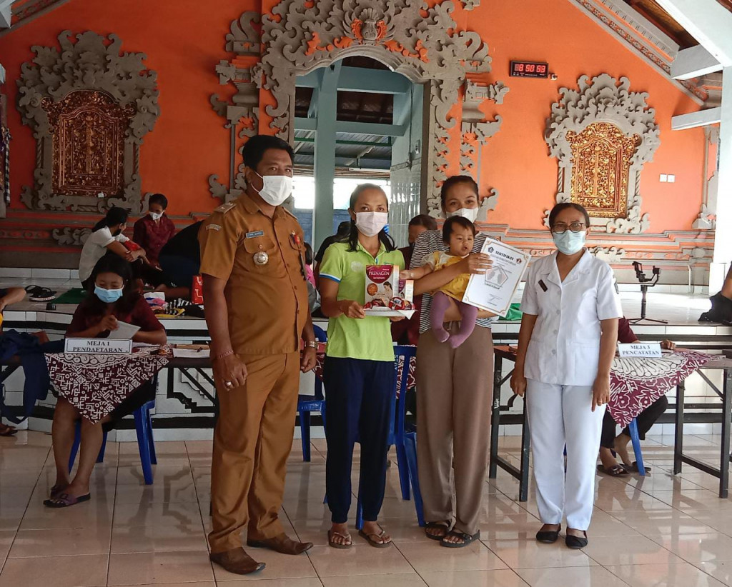 Posyandu Balita serta Penyerahan Sertifikat Lulus ASI di Banjar Dangin Pangkung